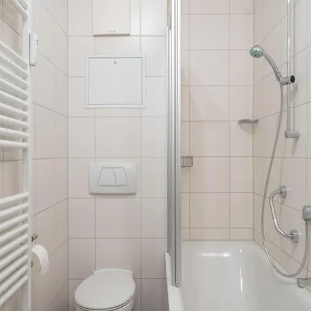 Apartment Mit Balkon Und Fitnessbereich In *