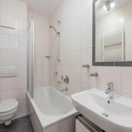 Apartment Mit Balkon Und Fitnessbereich In